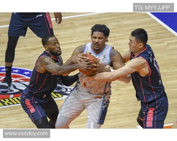 广东东莞银行队与辽宁本钢总决赛激战正酣谁能夺得冠军荣耀之战