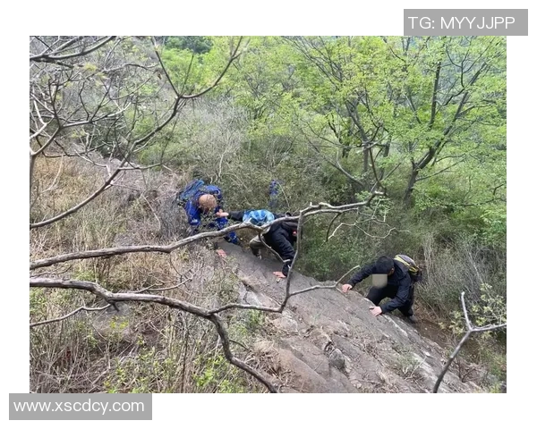 失温驴友在山崖边呼救“我好冷!”长沙市蓝天救援队星夜驰援